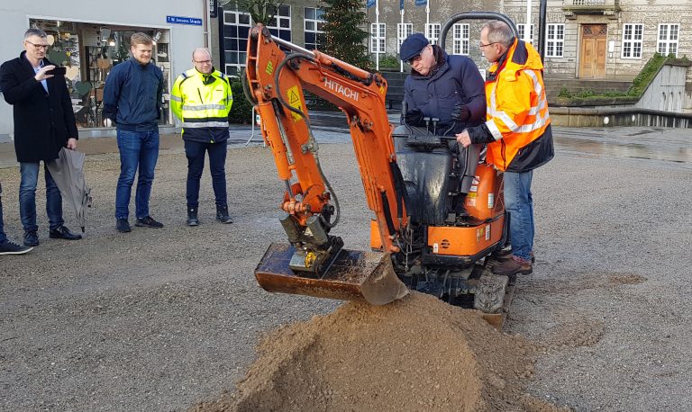 Borgmesteren tager det første “spadestik” til den nye plads