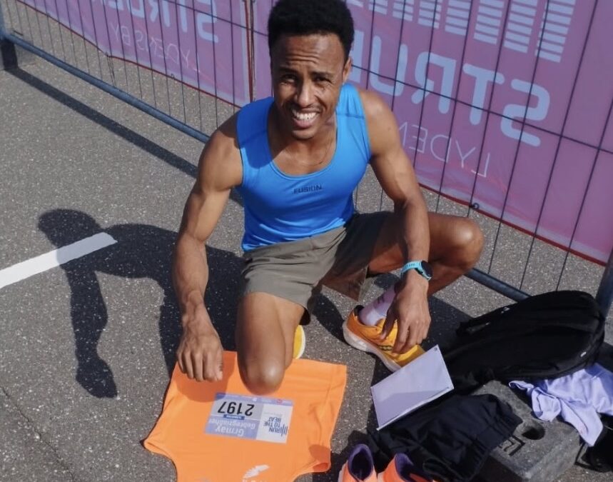 Maratonvinder donerer 6.000 kroner til børn i Struer